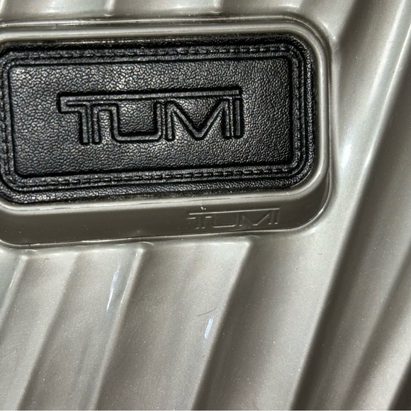 TUMI FOR DELTA HARDSHELL ZIPPERED AMENITY CASE - Picture 4 of 8